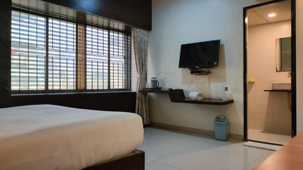 Hotel Sai Nidhi Executive-Mindspace Airoli Нави Мумбаи Экстерьер фото